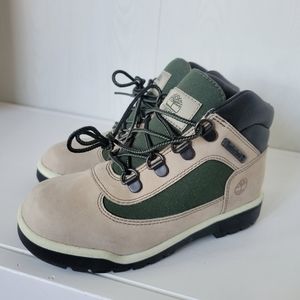 Timberland Boys Preschool size 13. Color beige/green